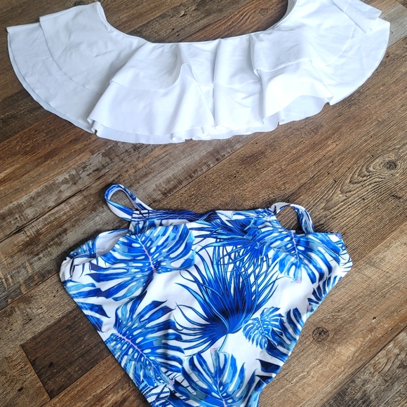 Bikini - Picture 2 of 2